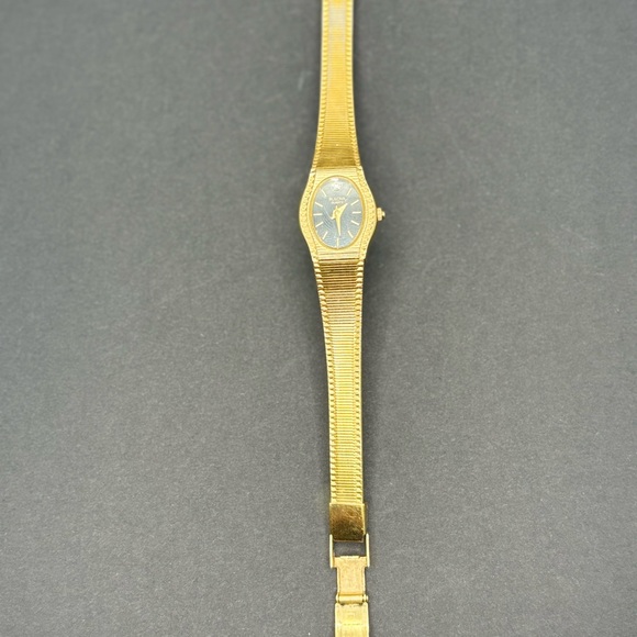 Beautiful bulova vintage gold watch with small crystal. - Picture 3 of 5